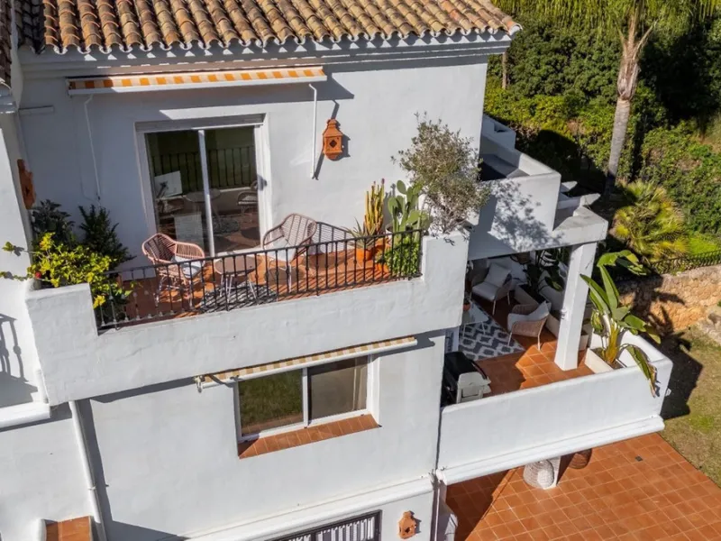 Step into this well kept two level, 3 bedroom, 2.5 bathroom duplex apartment in the exclusive La Quinta area of Benahavis, a true gem offering comfort, privacy, but still with scope for improvement. This well established, gated urbanisation is frontline g