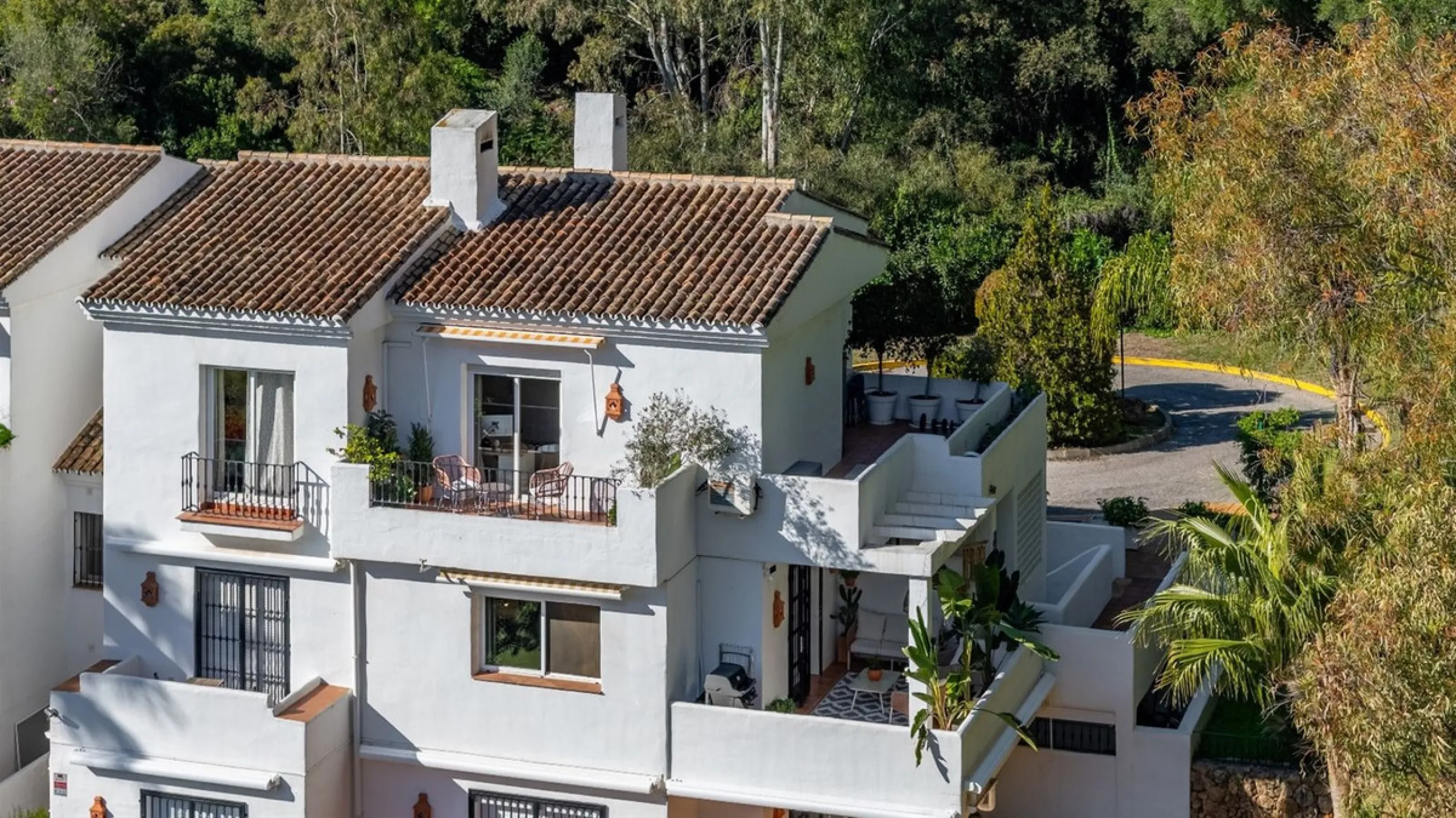 Step into this well kept two level, 3 bedroom, 2.5 bathroom duplex apartment in the exclusive La Quinta area of Benahavis, a true gem offering comfort, privacy, but still with scope for improvement. This well established, gated urbanisation is frontline g