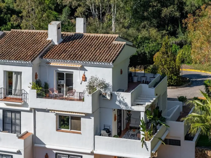 Step into this well kept two level, 3 bedroom, 2.5 bathroom duplex apartment in the exclusive La Quinta area of Benahavis, a true gem offering comfort, privacy, but still with scope for improvement. This well established, gated urbanisation is frontline g