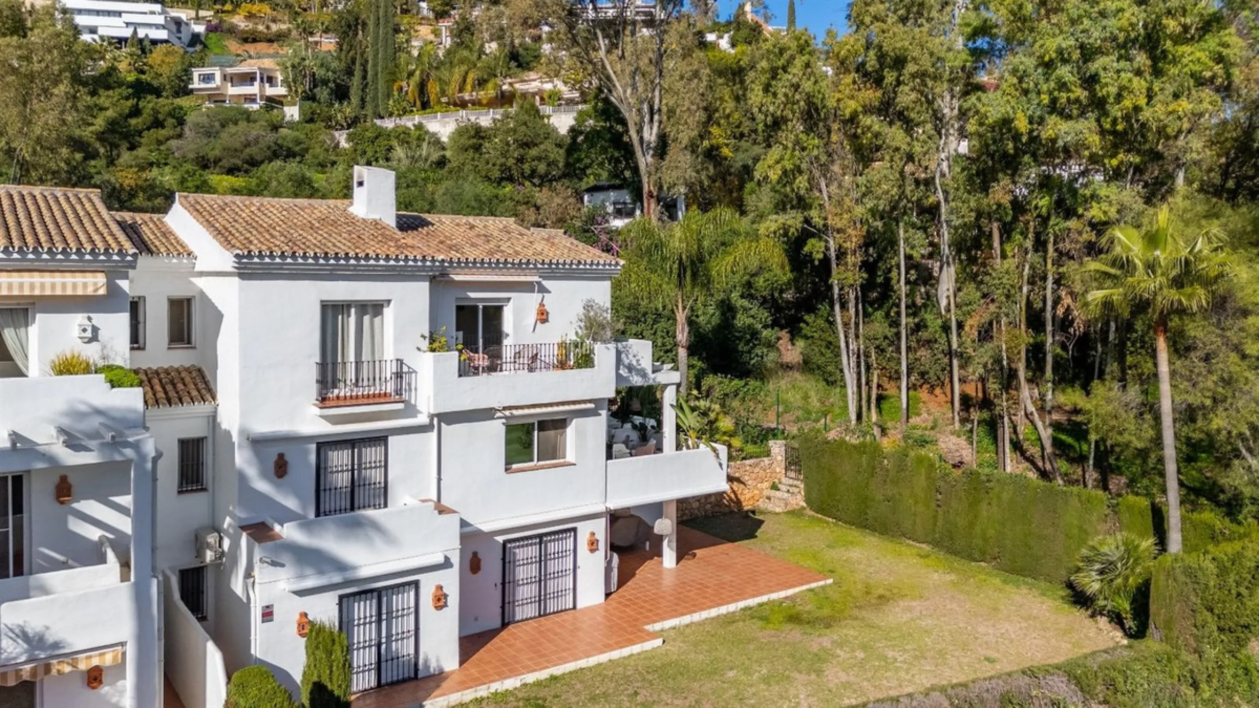 Step into this well kept two level, 3 bedroom, 2.5 bathroom duplex apartment in the exclusive La Quinta area of Benahavis, a true gem offering comfort, privacy, but still with scope for improvement. This well established, gated urbanisation is frontline g