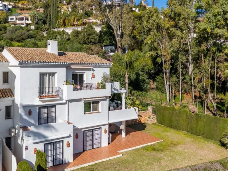 Step into this well kept two level, 3 bedroom, 2.5 bathroom duplex apartment in the exclusive La Quinta area of Benahavis, a true gem offering comfort, privacy, but still with scope for improvement. This well established, gated urbanisation is frontline g