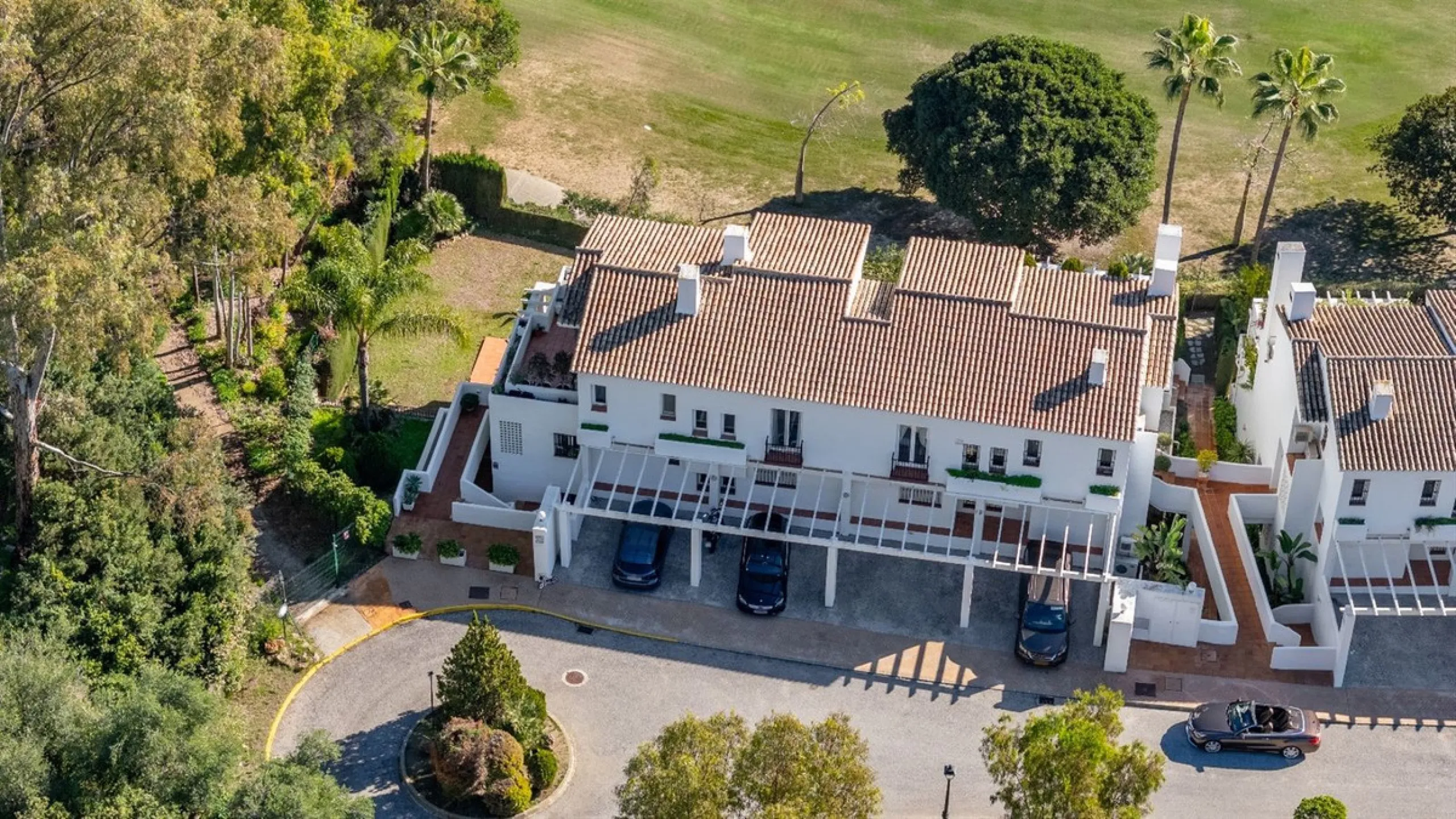 Step into this well kept two level, 3 bedroom, 2.5 bathroom duplex apartment in the exclusive La Quinta area of Benahavis, a true gem offering comfort, privacy, but still with scope for improvement. This well established, gated urbanisation is frontline g