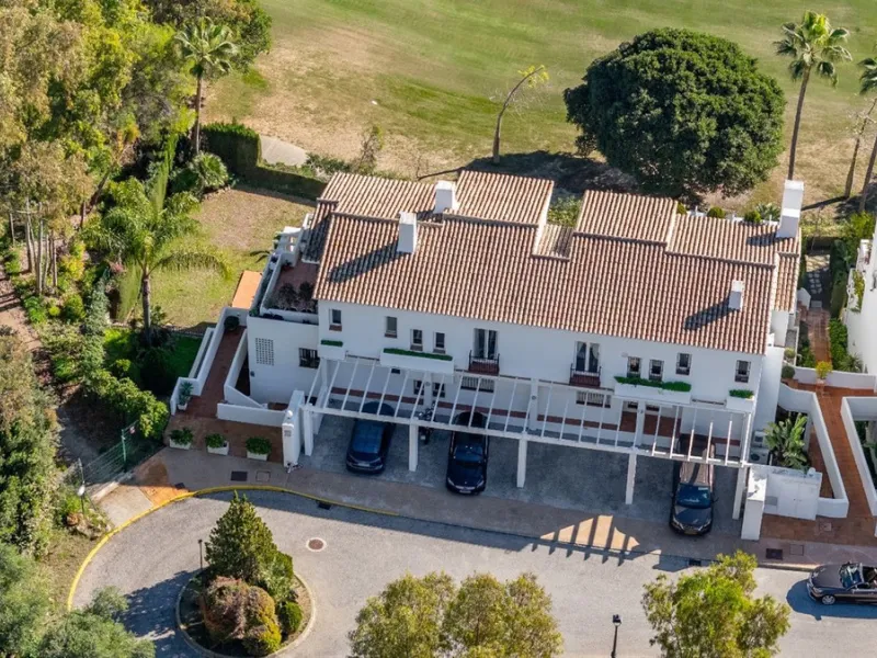 Step into this well kept two level, 3 bedroom, 2.5 bathroom duplex apartment in the exclusive La Quinta area of Benahavis, a true gem offering comfort, privacy, but still with scope for improvement. This well established, gated urbanisation is frontline g