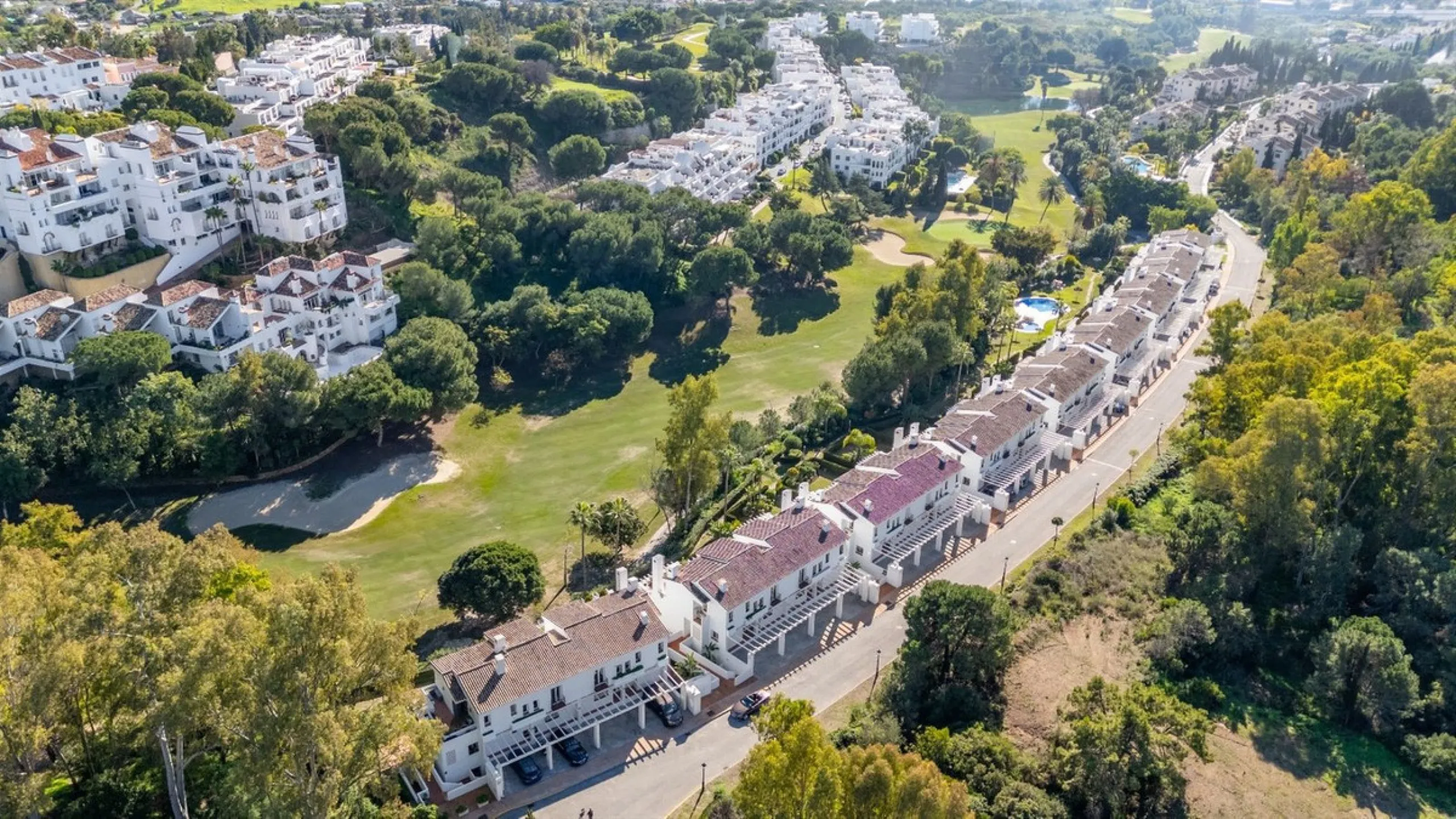 Step into this well kept two level, 3 bedroom, 2.5 bathroom duplex apartment in the exclusive La Quinta area of Benahavis, a true gem offering comfort, privacy, but still with scope for improvement. This well established, gated urbanisation is frontline g