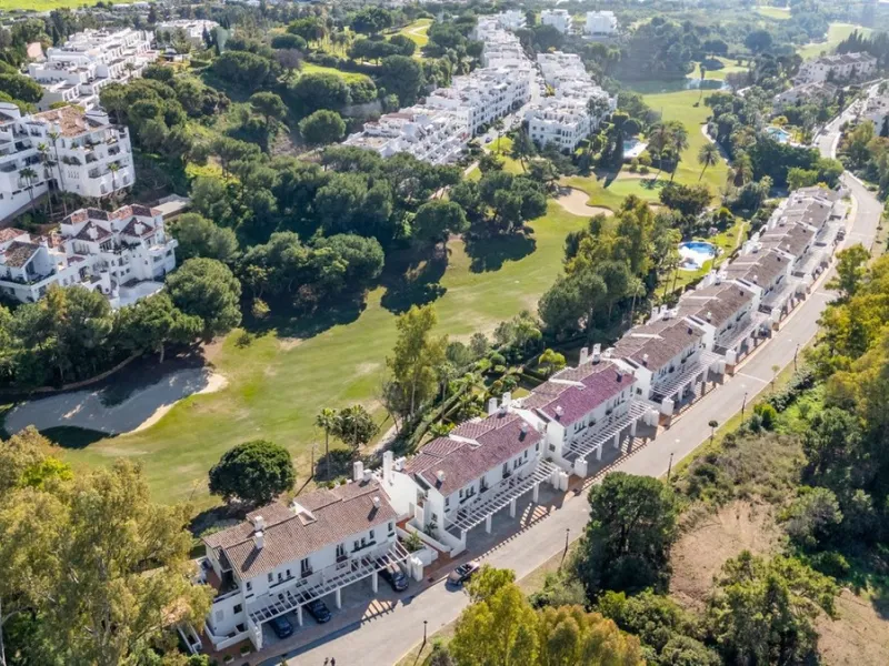 Step into this well kept two level, 3 bedroom, 2.5 bathroom duplex apartment in the exclusive La Quinta area of Benahavis, a true gem offering comfort, privacy, but still with scope for improvement. This well established, gated urbanisation is frontline g