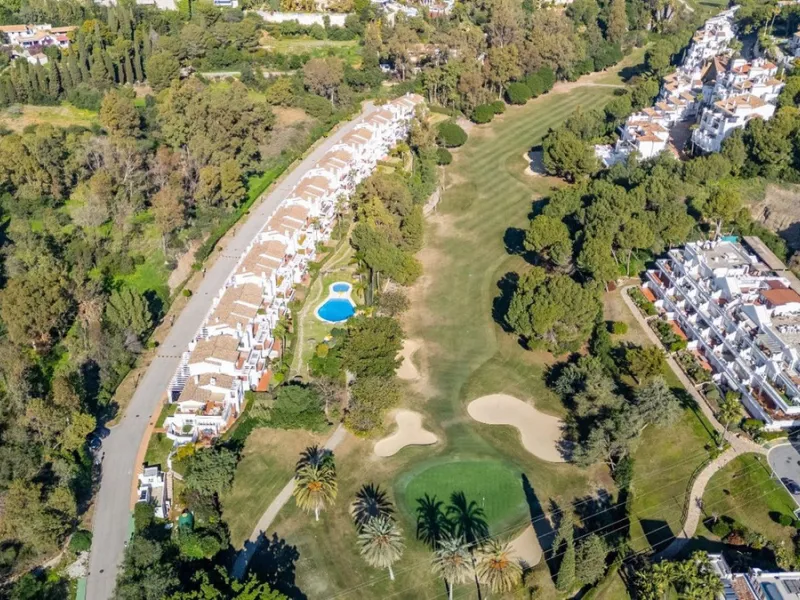 Step into this well kept two level, 3 bedroom, 2.5 bathroom duplex apartment in the exclusive La Quinta area of Benahavis, a true gem offering comfort, privacy, but still with scope for improvement. This well established, gated urbanisation is frontline g