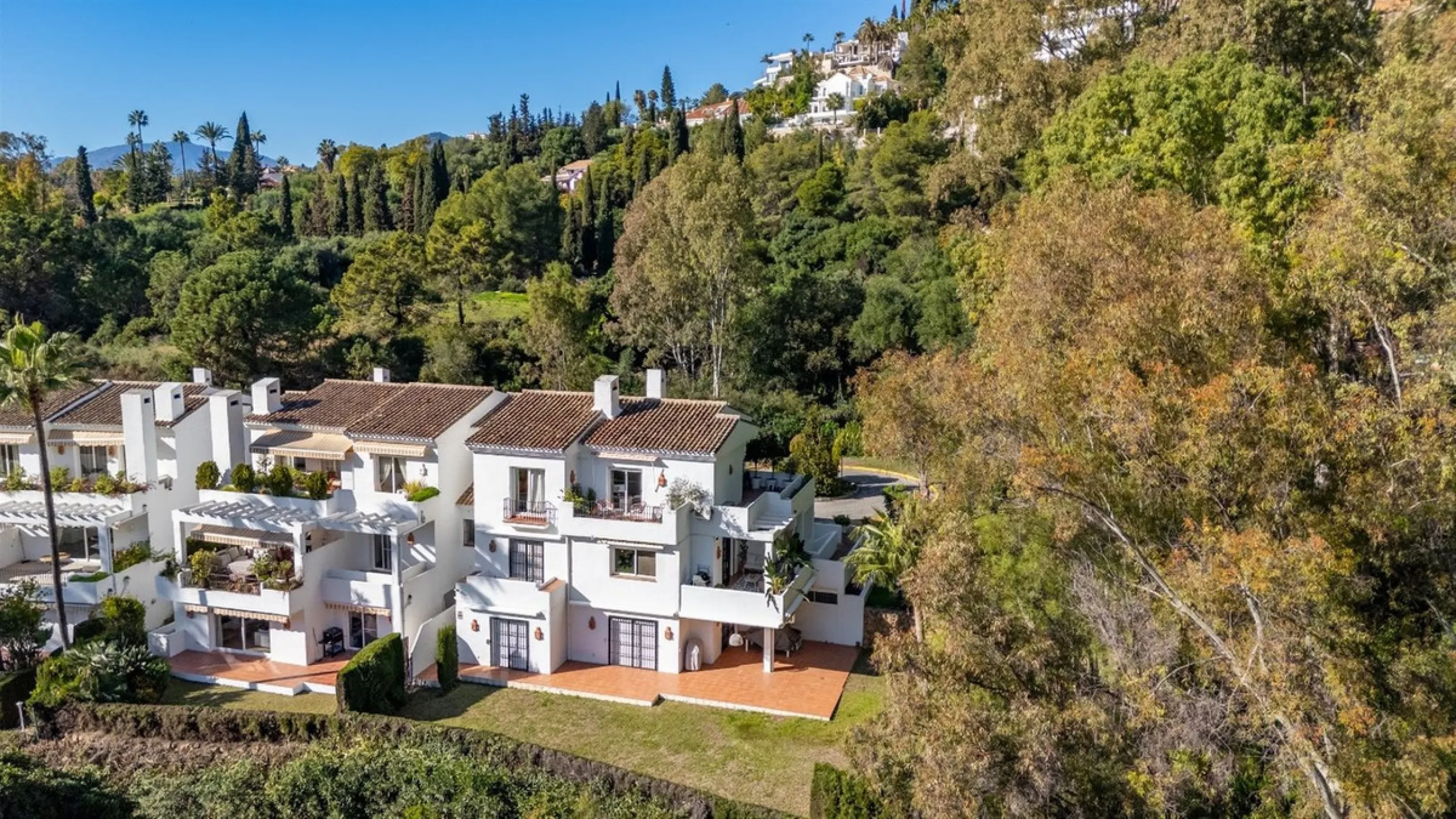 Step into this well kept two level, 3 bedroom, 2.5 bathroom duplex apartment in the exclusive La Quinta area of Benahavis, a true gem offering comfort, privacy, but still with scope for improvement. This well established, gated urbanisation is frontline g