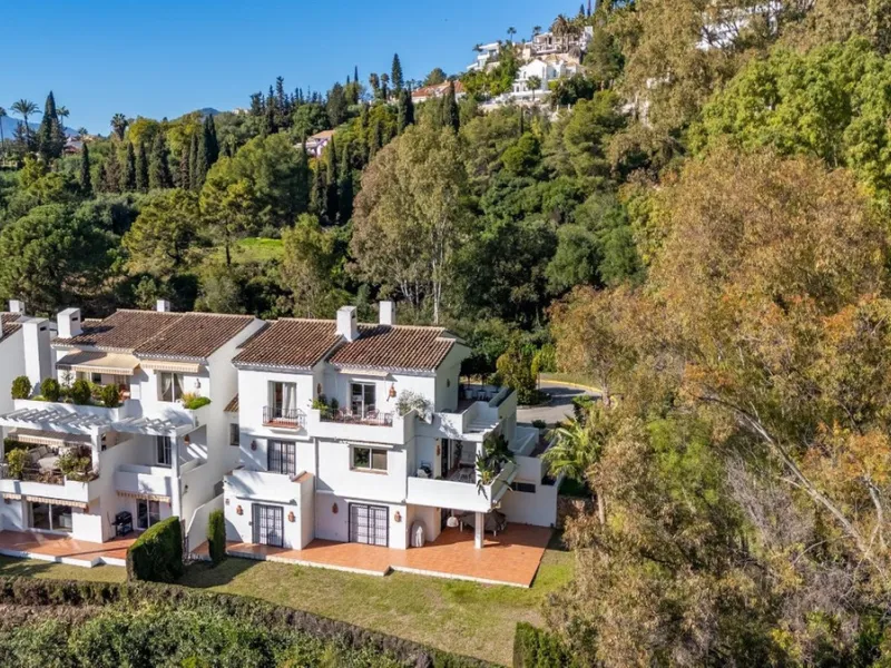 Step into this well kept two level, 3 bedroom, 2.5 bathroom duplex apartment in the exclusive La Quinta area of Benahavis, a true gem offering comfort, privacy, but still with scope for improvement. This well established, gated urbanisation is frontline g