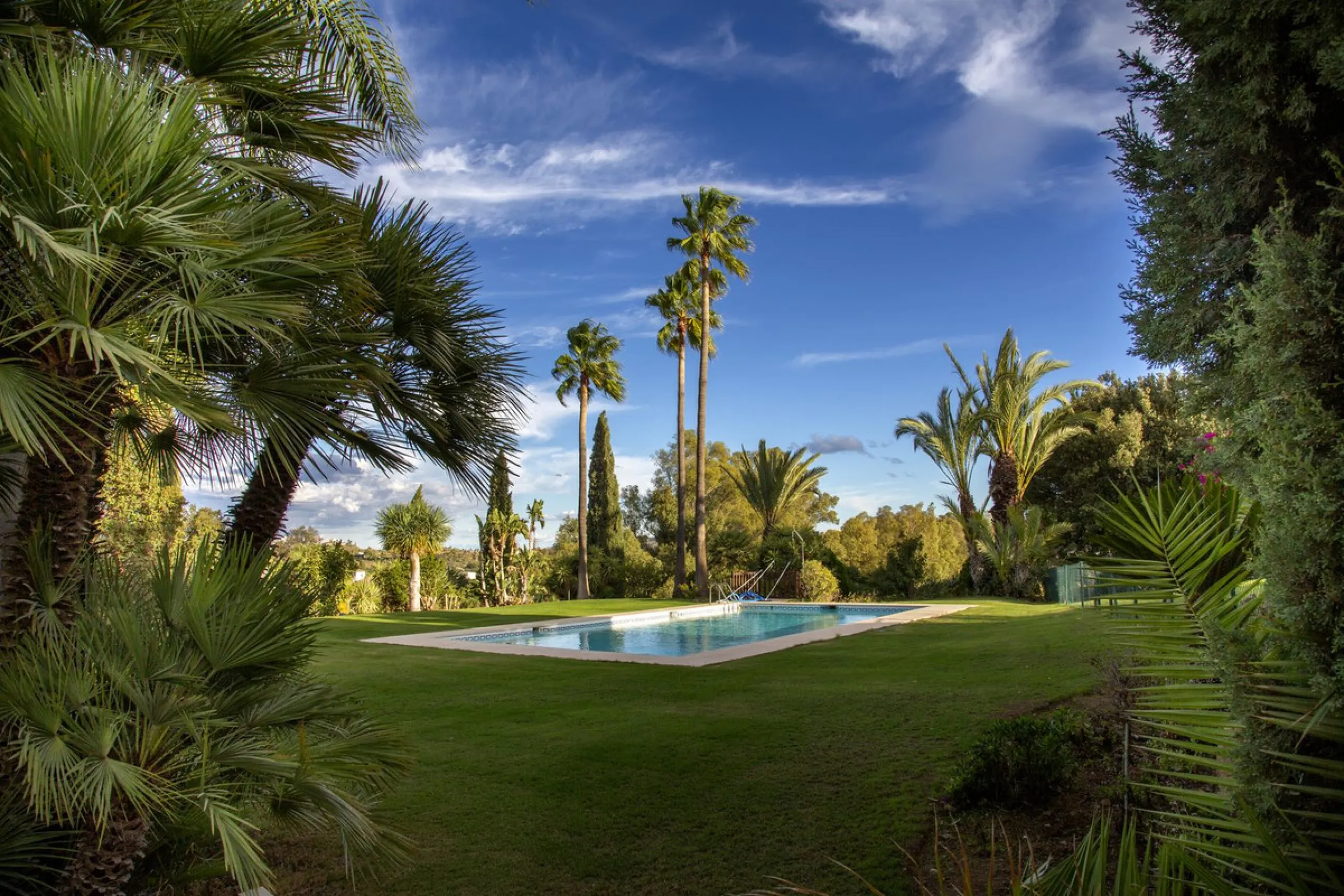 House - Detached Villa в продаже в Mijas, Málaga. В доме 6 спален и 5 ванных комнат. Площадь дома 575 м². Площадь участка 10000 м²