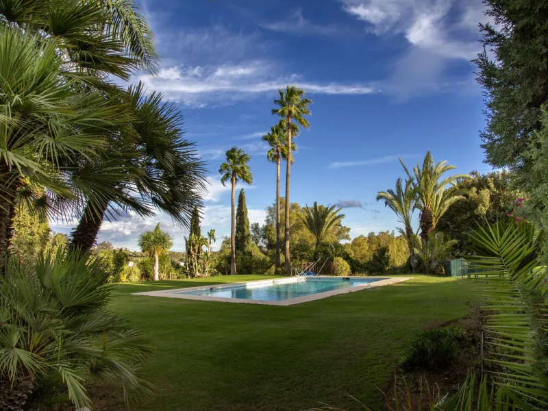 House - Detached Villa в продаже в Mijas, Málaga. В доме 6 спален и 5 ванных комнат. Площадь дома 575 м². Площадь участка 10000 м²
