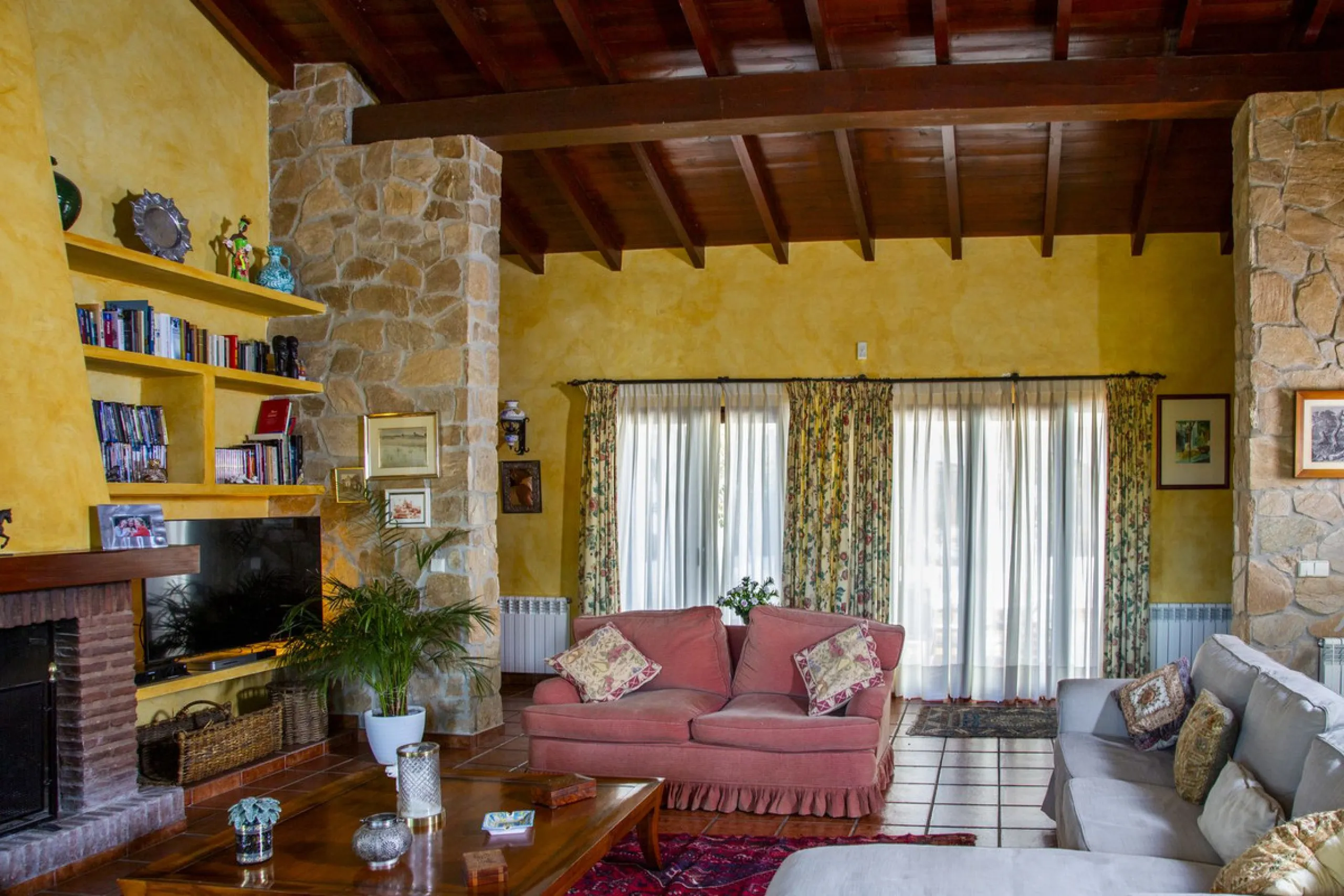 House - Detached Villa в продаже в Mijas, Málaga. В доме 6 спален и 5 ванных комнат. Площадь дома 575 м². Площадь участка 10000 м²