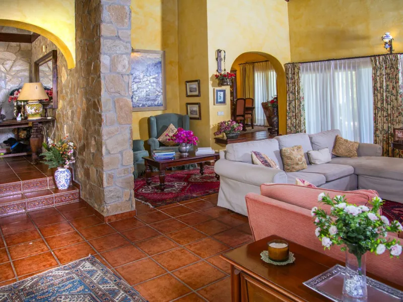 House - Detached Villa в продаже в Mijas, Málaga. В доме 6 спален и 5 ванных комнат. Площадь дома 575 м². Площадь участка 10000 м²