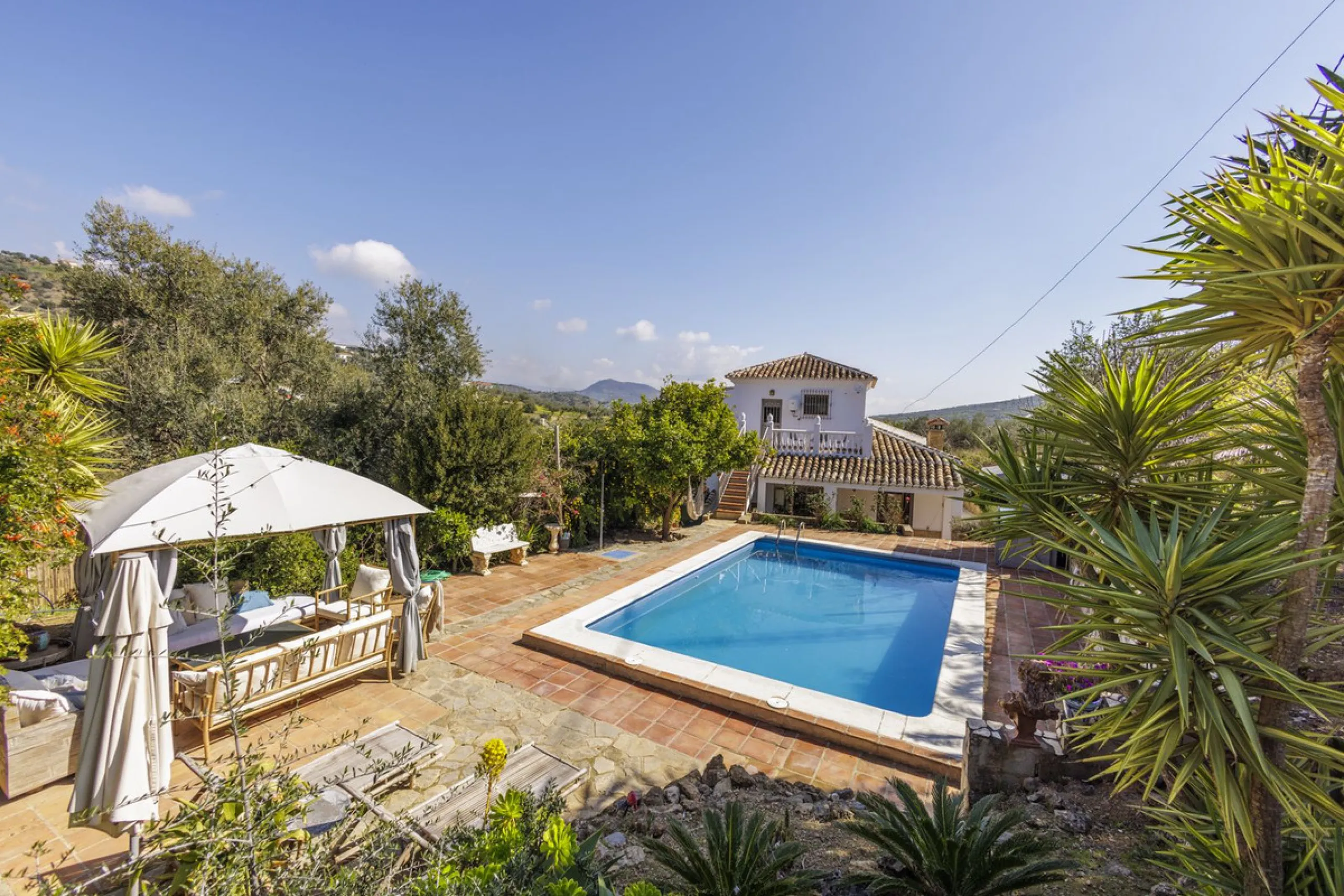 A stunning villa in the idyllic white village of Riogordo, conveniently located in the outskirts on the A356 between Vélez Málaga and Casabermeja. This unique property combines the charm of the Andalusian countryside with proximity to major amenities, jus