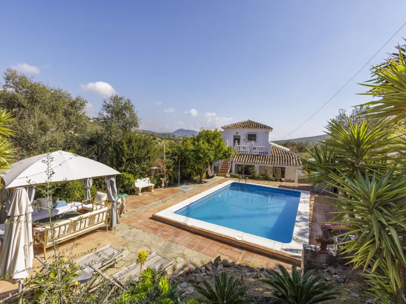 A stunning villa in the idyllic white village of Riogordo, conveniently located in the outskirts on the A356 between Vélez Málaga and Casabermeja. This unique property combines the charm of the Andalusian countryside with proximity to major amenities, jus