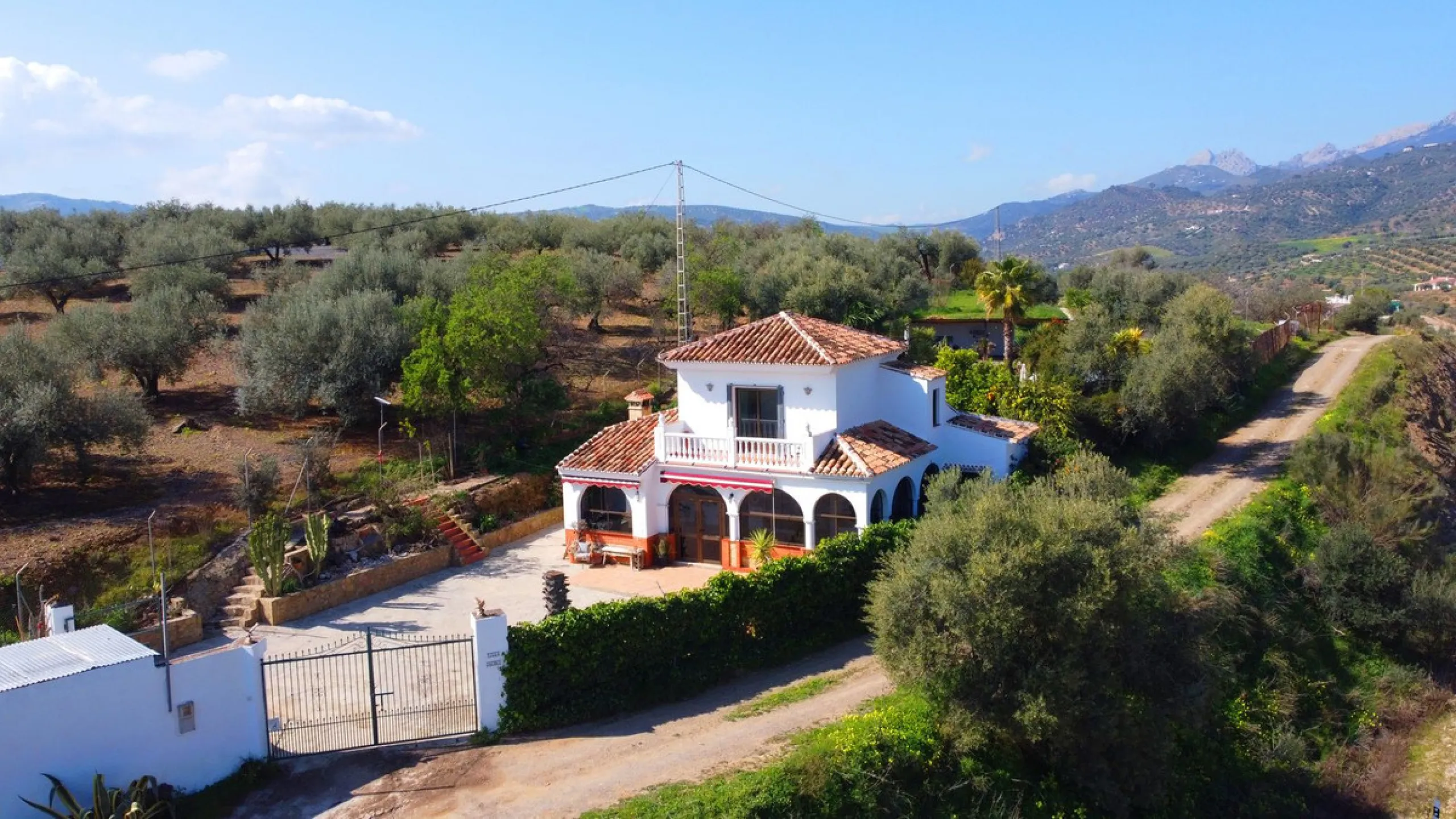 A stunning villa in the idyllic white village of Riogordo, conveniently located in the outskirts on the A356 between Vélez Málaga and Casabermeja. This unique property combines the charm of the Andalusian countryside with proximity to major amenities, jus