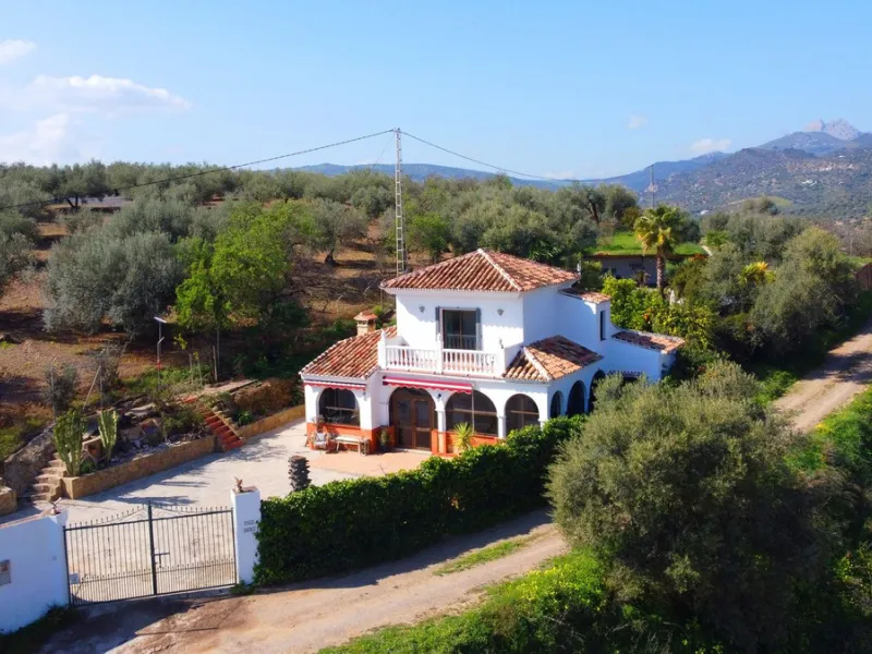 A stunning villa in the idyllic white village of Riogordo, conveniently located in the outskirts on the A356 between Vélez Málaga and Casabermeja. This unique property combines the charm of the Andalusian countryside with proximity to major amenities, jus