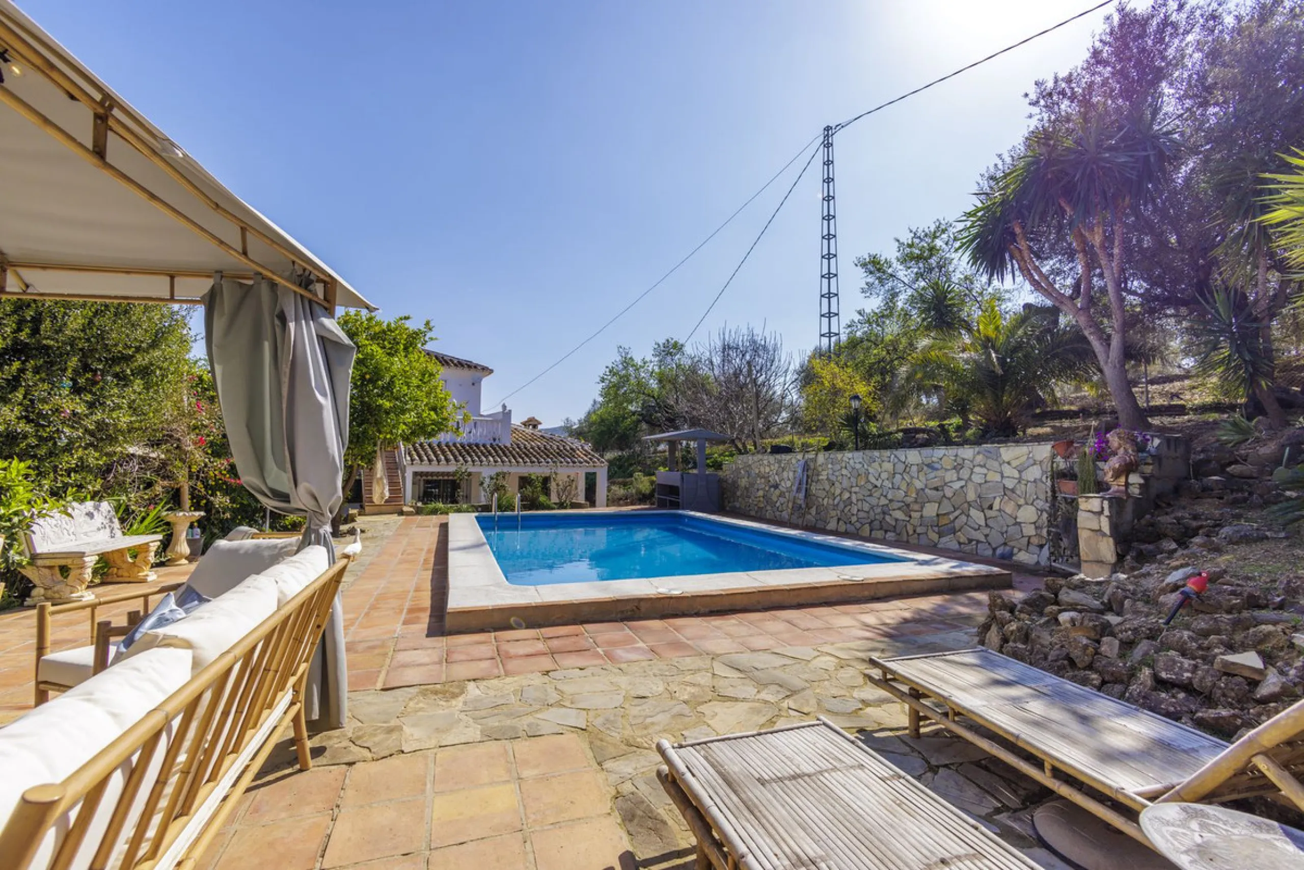 A stunning villa in the idyllic white village of Riogordo, conveniently located in the outskirts on the A356 between Vélez Málaga and Casabermeja. This unique property combines the charm of the Andalusian countryside with proximity to major amenities, jus