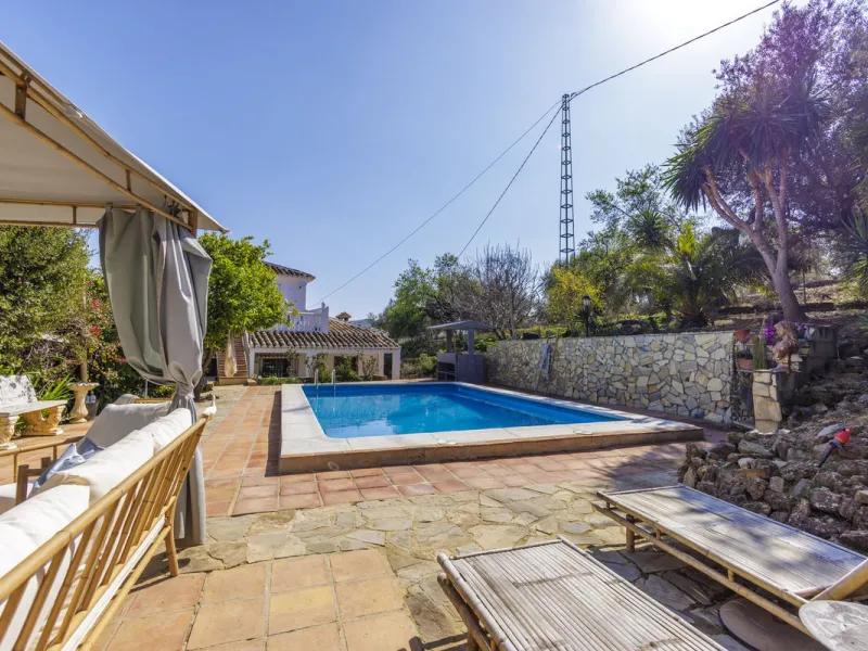 A stunning villa in the idyllic white village of Riogordo, conveniently located in the outskirts on the A356 between Vélez Málaga and Casabermeja. This unique property combines the charm of the Andalusian countryside with proximity to major amenities, jus
