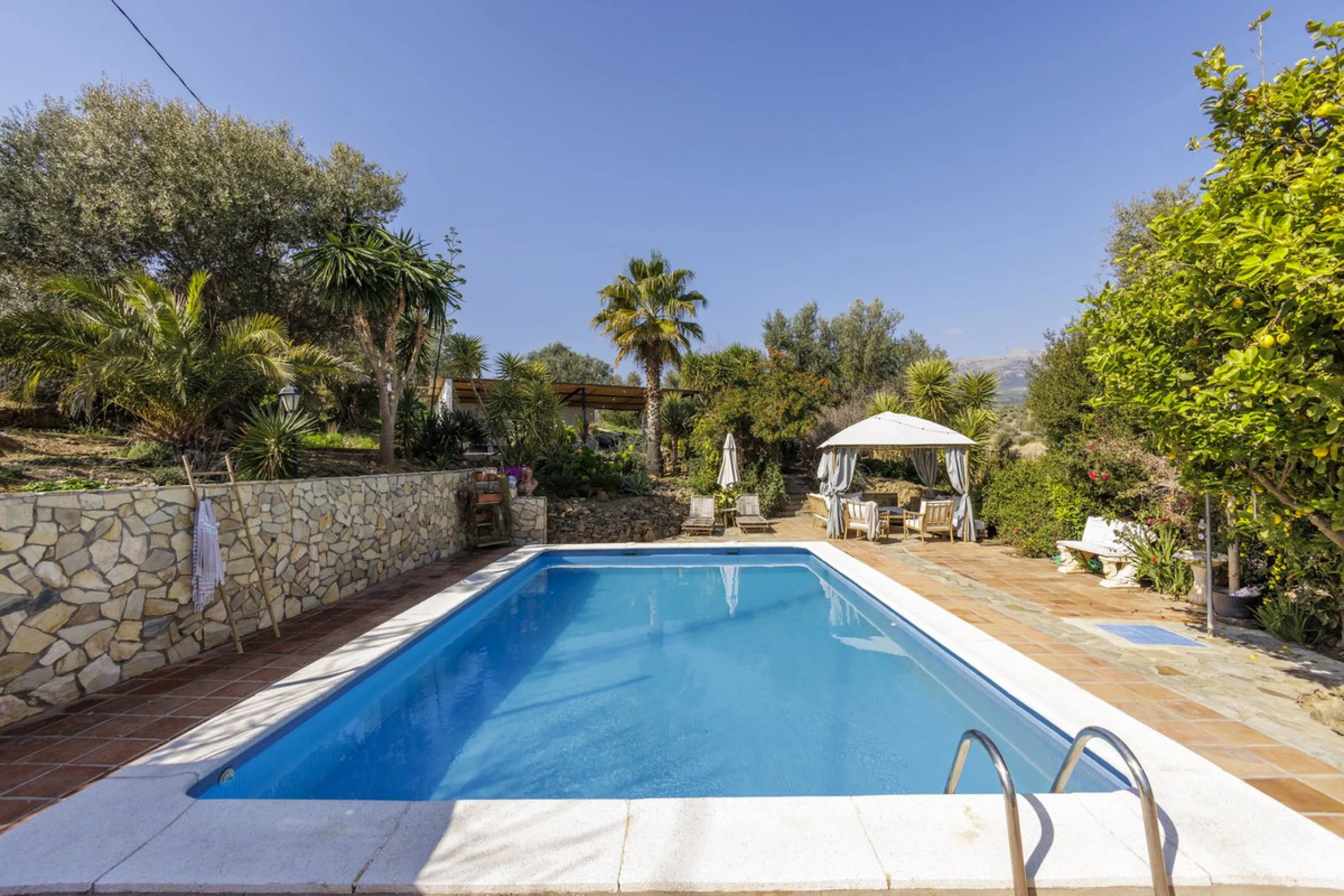 A stunning villa in the idyllic white village of Riogordo, conveniently located in the outskirts on the A356 between Vélez Málaga and Casabermeja. This unique property combines the charm of the Andalusian countryside with proximity to major amenities, jus