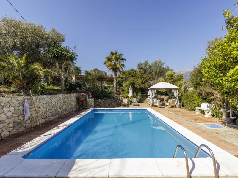 A stunning villa in the idyllic white village of Riogordo, conveniently located in the outskirts on the A356 between Vélez Málaga and Casabermeja. This unique property combines the charm of the Andalusian countryside with proximity to major amenities, jus