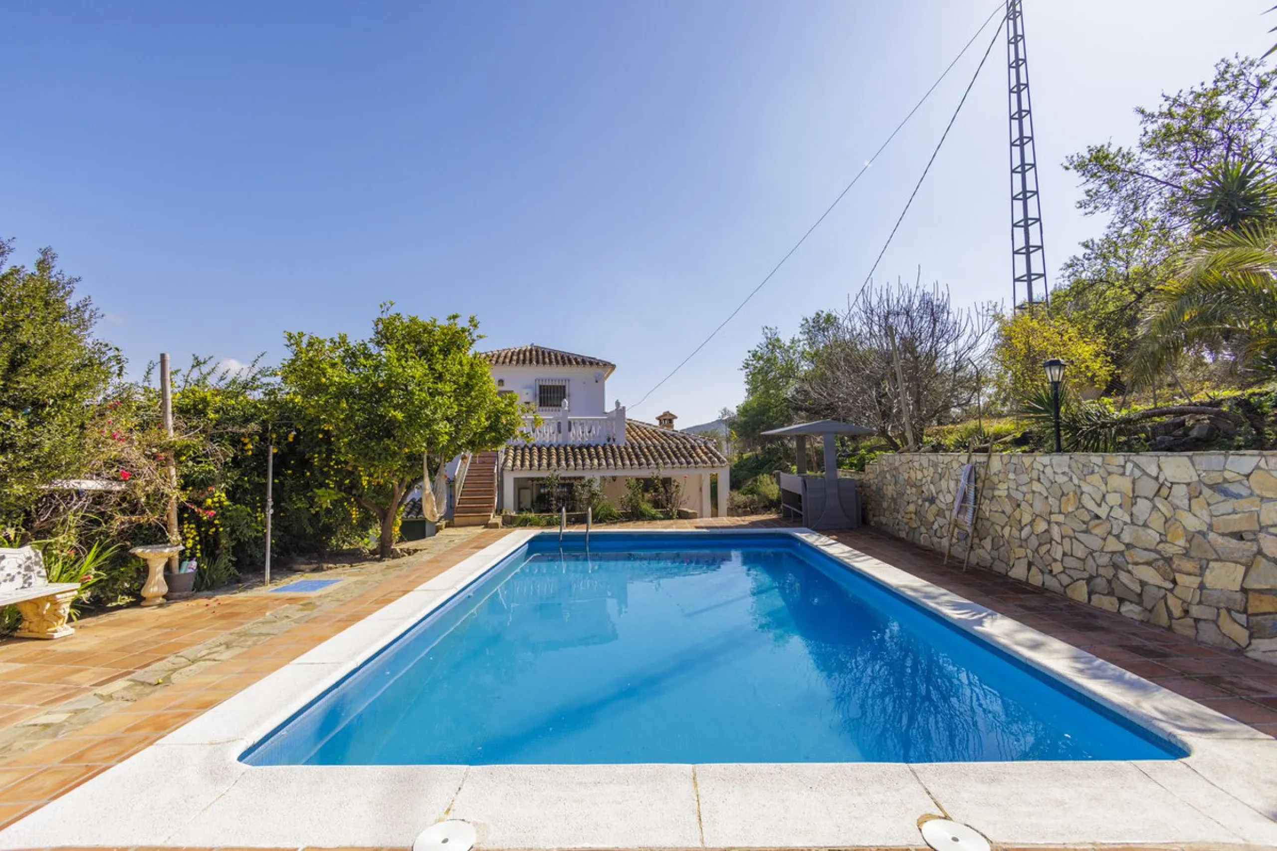 A stunning villa in the idyllic white village of Riogordo, conveniently located in the outskirts on the A356 between Vélez Málaga and Casabermeja. This unique property combines the charm of the Andalusian countryside with proximity to major amenities, jus