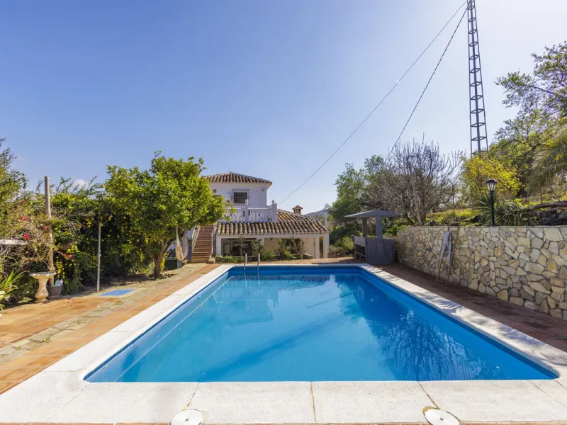 A stunning villa in the idyllic white village of Riogordo, conveniently located in the outskirts on the A356 between Vélez Málaga and Casabermeja. This unique property combines the charm of the Andalusian countryside with proximity to major amenities, jus