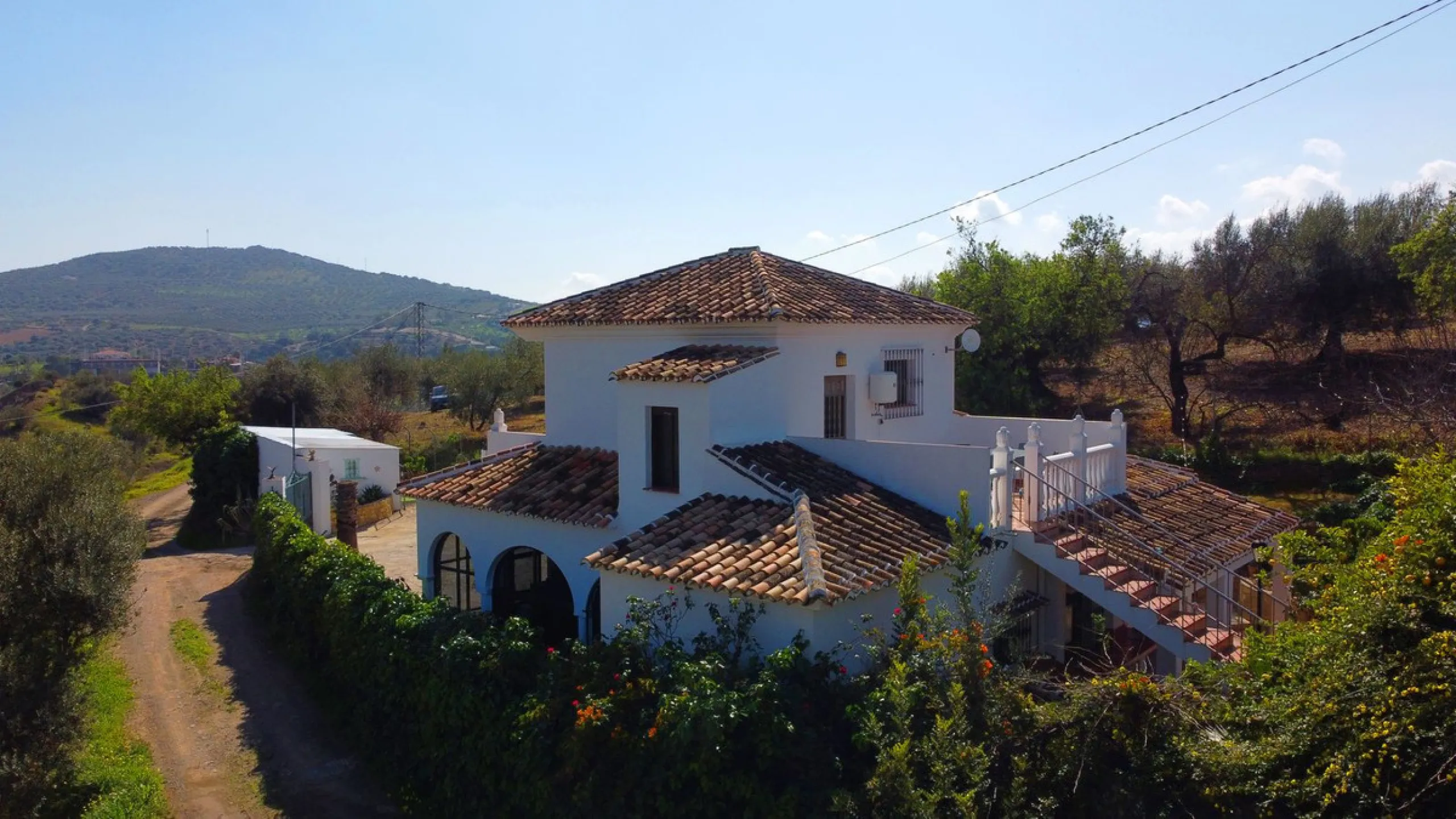A stunning villa in the idyllic white village of Riogordo, conveniently located in the outskirts on the A356 between Vélez Málaga and Casabermeja. This unique property combines the charm of the Andalusian countryside with proximity to major amenities, jus