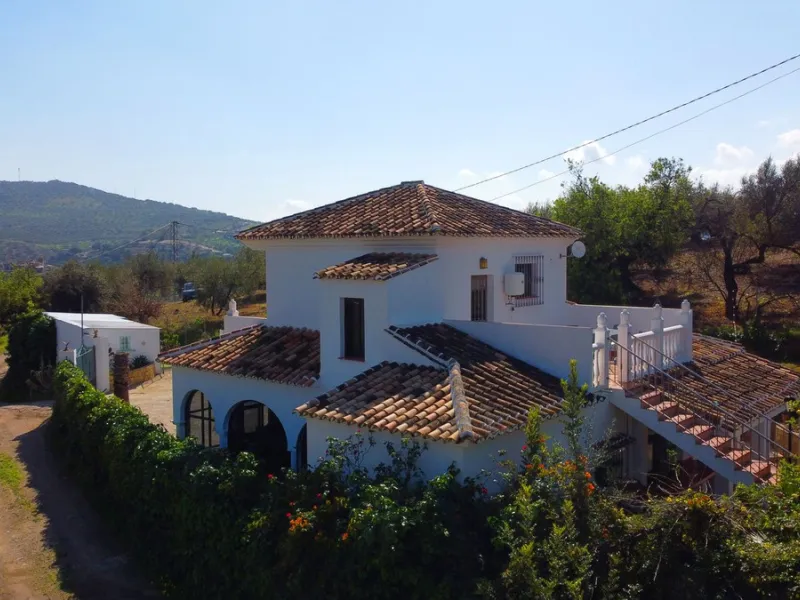 A stunning villa in the idyllic white village of Riogordo, conveniently located in the outskirts on the A356 between Vélez Málaga and Casabermeja. This unique property combines the charm of the Andalusian countryside with proximity to major amenities, jus