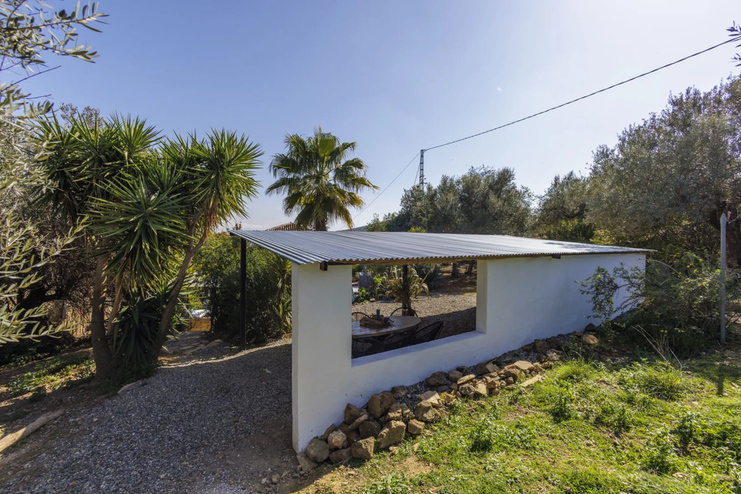 A stunning villa in the idyllic white village of Riogordo, conveniently located in the outskirts on the A356 between Vélez Málaga and Casabermeja. This unique property combines the charm of the Andalusian countryside with proximity to major amenities, jus