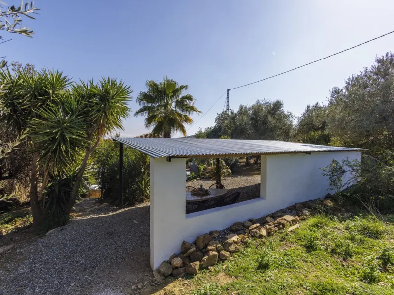 A stunning villa in the idyllic white village of Riogordo, conveniently located in the outskirts on the A356 between Vélez Málaga and Casabermeja. This unique property combines the charm of the Andalusian countryside with proximity to major amenities, jus