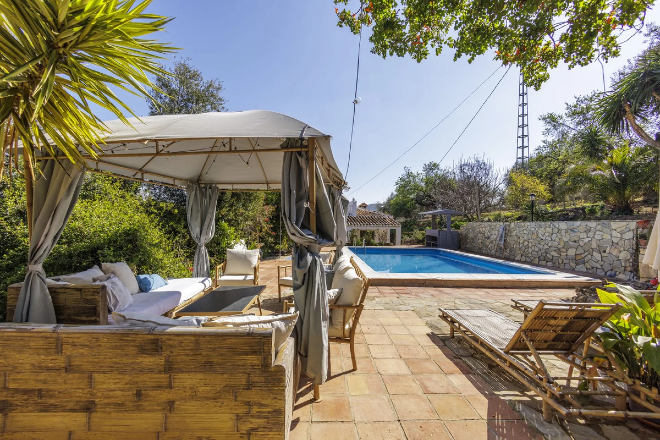 A stunning villa in the idyllic white village of Riogordo, conveniently located in the outskirts on the A356 between Vélez Málaga and Casabermeja. This unique property combines the charm of the Andalusian countryside with proximity to major amenities, jus