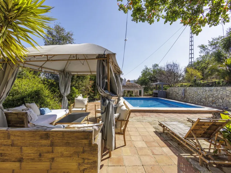 A stunning villa in the idyllic white village of Riogordo, conveniently located in the outskirts on the A356 between Vélez Málaga and Casabermeja. This unique property combines the charm of the Andalusian countryside with proximity to major amenities, jus