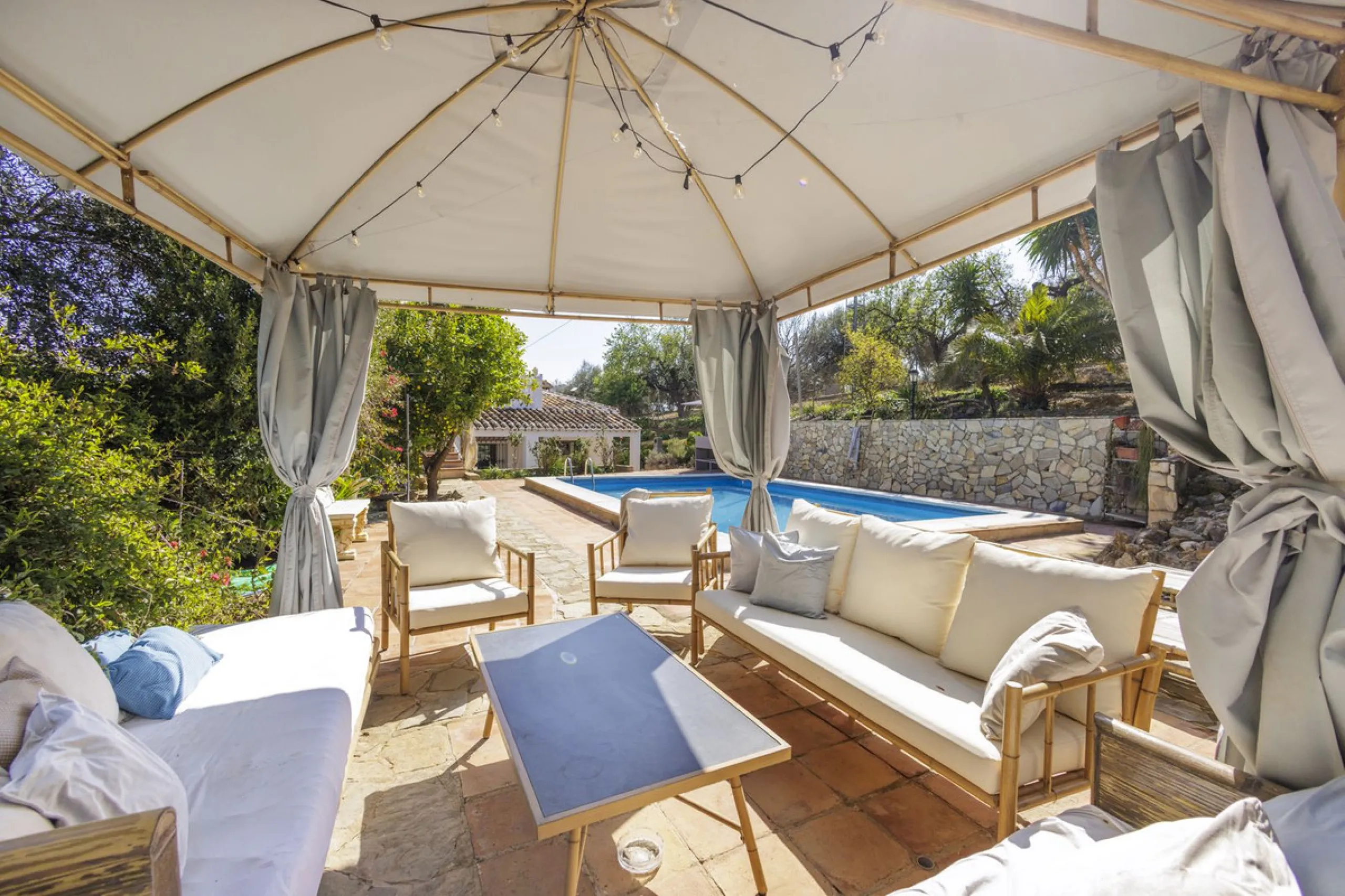 A stunning villa in the idyllic white village of Riogordo, conveniently located in the outskirts on the A356 between Vélez Málaga and Casabermeja. This unique property combines the charm of the Andalusian countryside with proximity to major amenities, jus