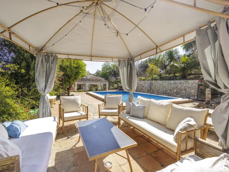 A stunning villa in the idyllic white village of Riogordo, conveniently located in the outskirts on the A356 between Vélez Málaga and Casabermeja. This unique property combines the charm of the Andalusian countryside with proximity to major amenities, jus