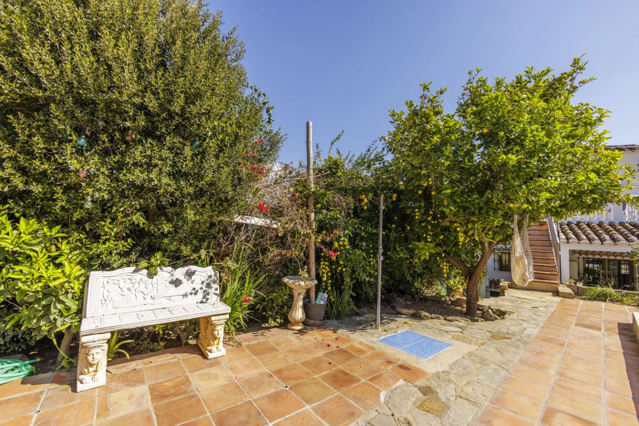 A stunning villa in the idyllic white village of Riogordo, conveniently located in the outskirts on the A356 between Vélez Málaga and Casabermeja. This unique property combines the charm of the Andalusian countryside with proximity to major amenities, jus