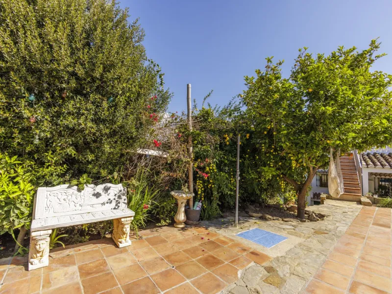 A stunning villa in the idyllic white village of Riogordo, conveniently located in the outskirts on the A356 between Vélez Málaga and Casabermeja. This unique property combines the charm of the Andalusian countryside with proximity to major amenities, jus