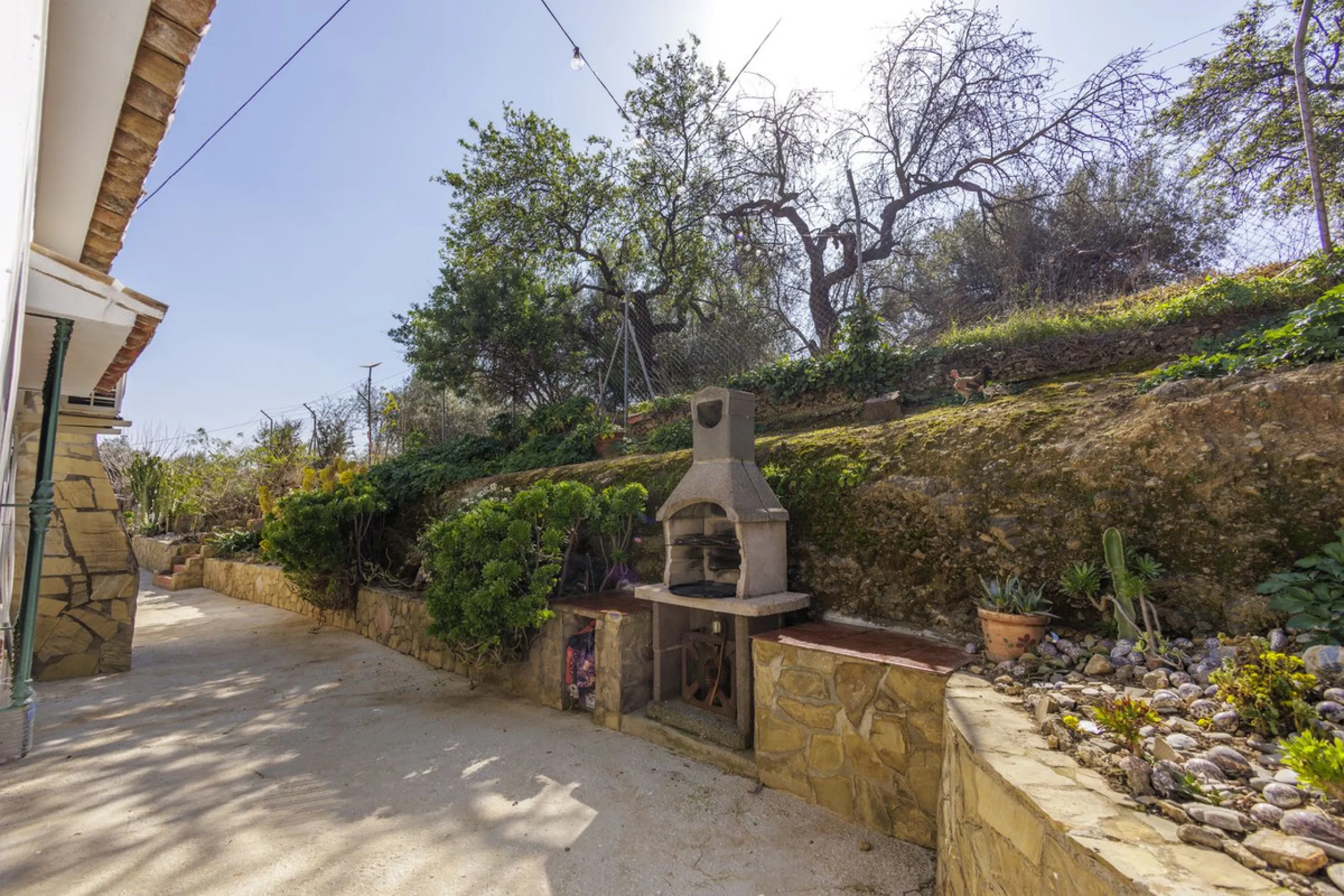 A stunning villa in the idyllic white village of Riogordo, conveniently located in the outskirts on the A356 between Vélez Málaga and Casabermeja. This unique property combines the charm of the Andalusian countryside with proximity to major amenities, jus