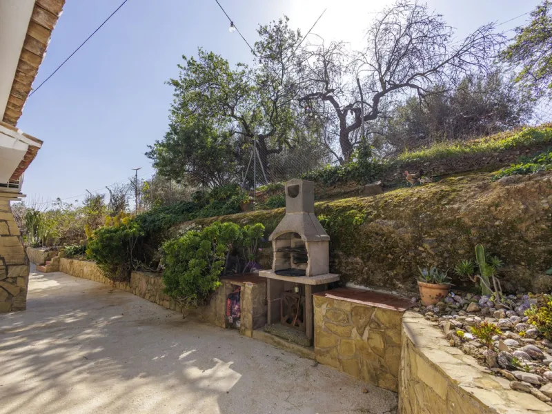A stunning villa in the idyllic white village of Riogordo, conveniently located in the outskirts on the A356 between Vélez Málaga and Casabermeja. This unique property combines the charm of the Andalusian countryside with proximity to major amenities, jus
