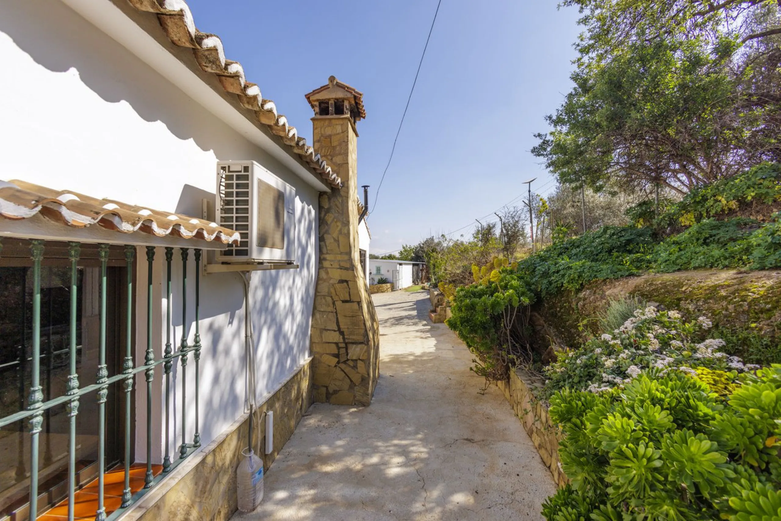 A stunning villa in the idyllic white village of Riogordo, conveniently located in the outskirts on the A356 between Vélez Málaga and Casabermeja. This unique property combines the charm of the Andalusian countryside with proximity to major amenities, jus