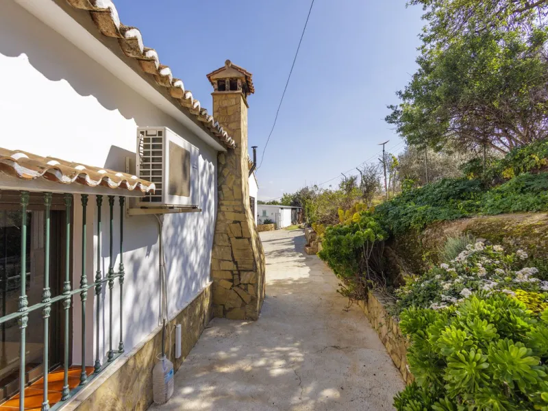 A stunning villa in the idyllic white village of Riogordo, conveniently located in the outskirts on the A356 between Vélez Málaga and Casabermeja. This unique property combines the charm of the Andalusian countryside with proximity to major amenities, jus