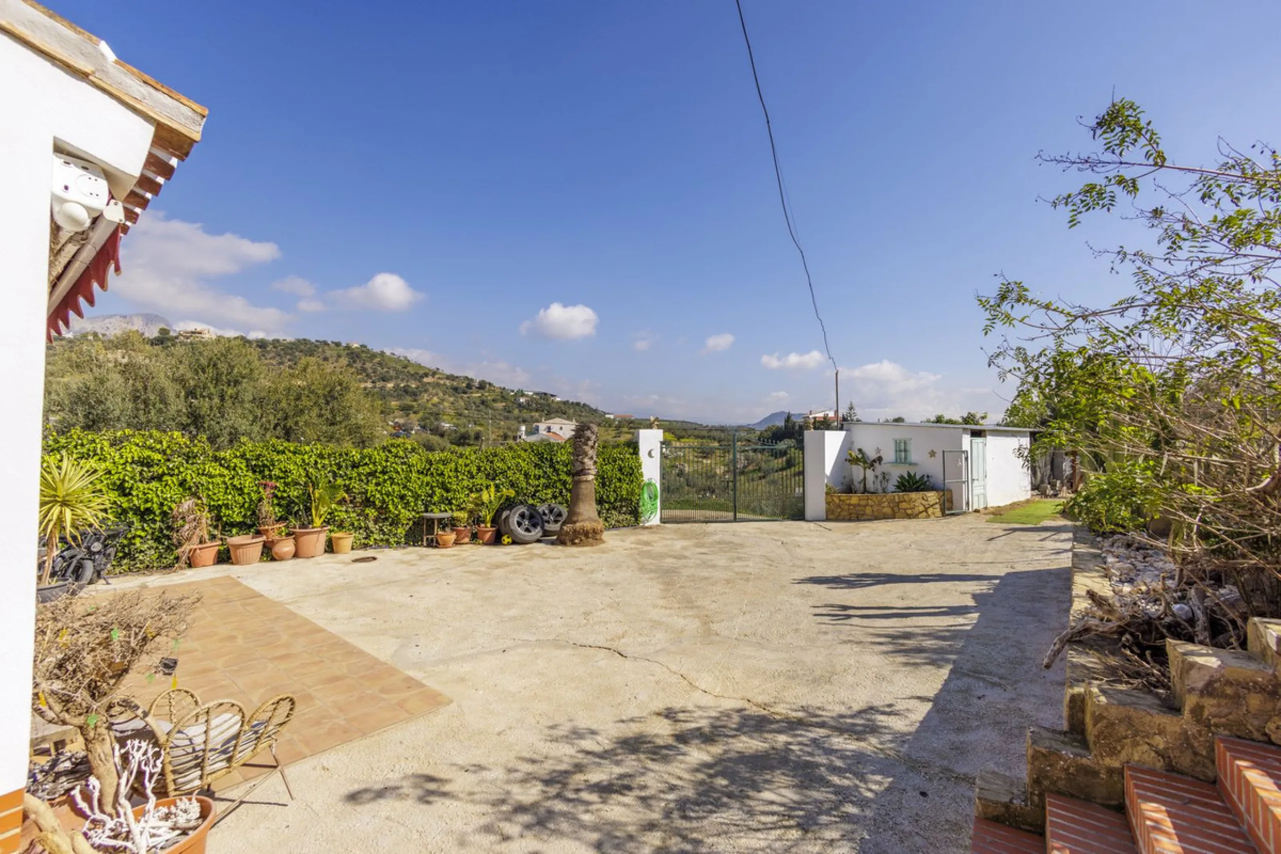 A stunning villa in the idyllic white village of Riogordo, conveniently located in the outskirts on the A356 between Vélez Málaga and Casabermeja. This unique property combines the charm of the Andalusian countryside with proximity to major amenities, jus