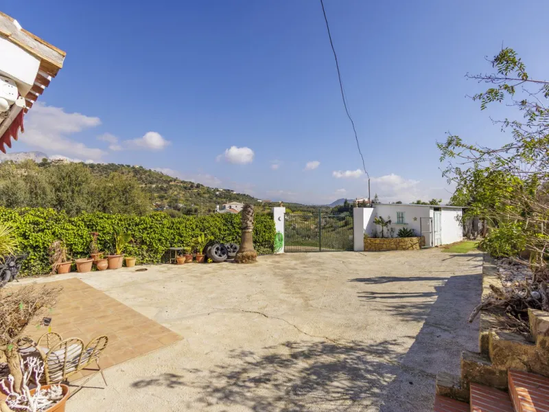 A stunning villa in the idyllic white village of Riogordo, conveniently located in the outskirts on the A356 between Vélez Málaga and Casabermeja. This unique property combines the charm of the Andalusian countryside with proximity to major amenities, jus