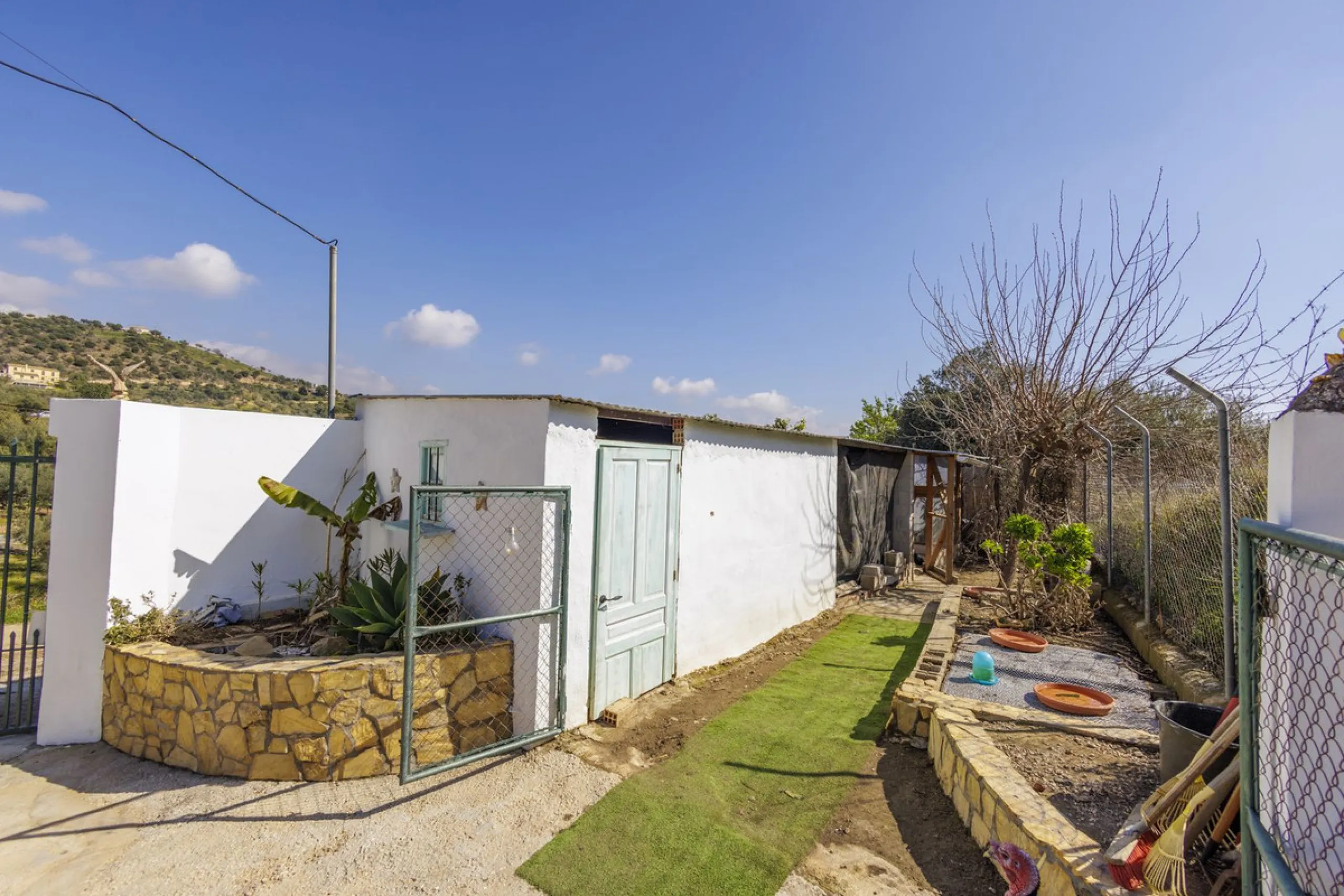 A stunning villa in the idyllic white village of Riogordo, conveniently located in the outskirts on the A356 between Vélez Málaga and Casabermeja. This unique property combines the charm of the Andalusian countryside with proximity to major amenities, jus