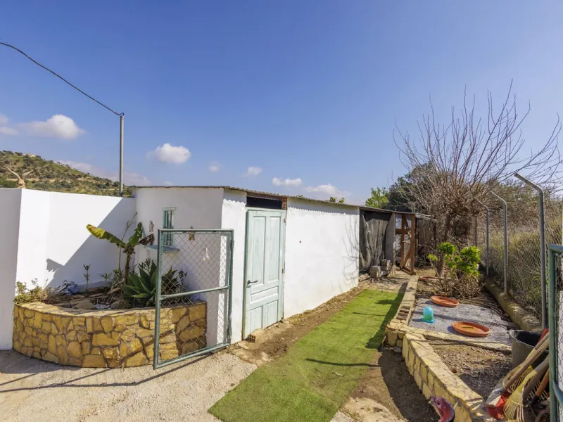 A stunning villa in the idyllic white village of Riogordo, conveniently located in the outskirts on the A356 between Vélez Málaga and Casabermeja. This unique property combines the charm of the Andalusian countryside with proximity to major amenities, jus