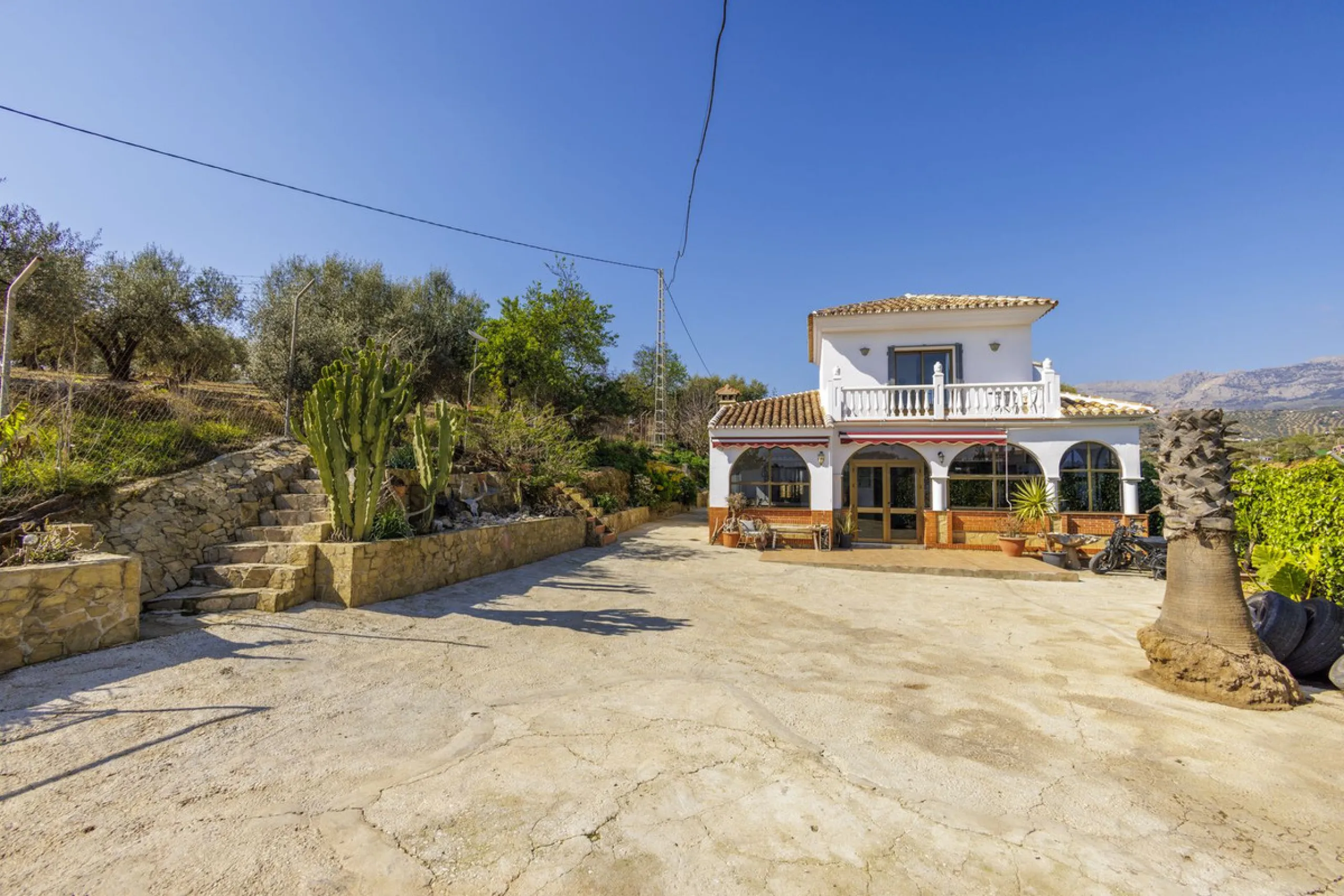 A stunning villa in the idyllic white village of Riogordo, conveniently located in the outskirts on the A356 between Vélez Málaga and Casabermeja. This unique property combines the charm of the Andalusian countryside with proximity to major amenities, jus