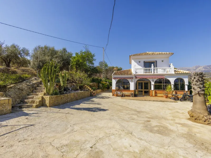A stunning villa in the idyllic white village of Riogordo, conveniently located in the outskirts on the A356 between Vélez Málaga and Casabermeja. This unique property combines the charm of the Andalusian countryside with proximity to major amenities, jus