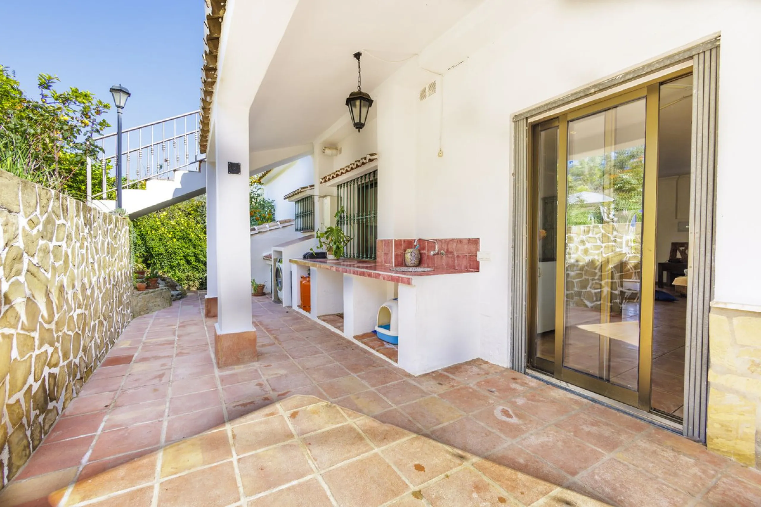 A stunning villa in the idyllic white village of Riogordo, conveniently located in the outskirts on the A356 between Vélez Málaga and Casabermeja. This unique property combines the charm of the Andalusian countryside with proximity to major amenities, jus