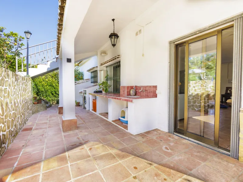 A stunning villa in the idyllic white village of Riogordo, conveniently located in the outskirts on the A356 between Vélez Málaga and Casabermeja. This unique property combines the charm of the Andalusian countryside with proximity to major amenities, jus
