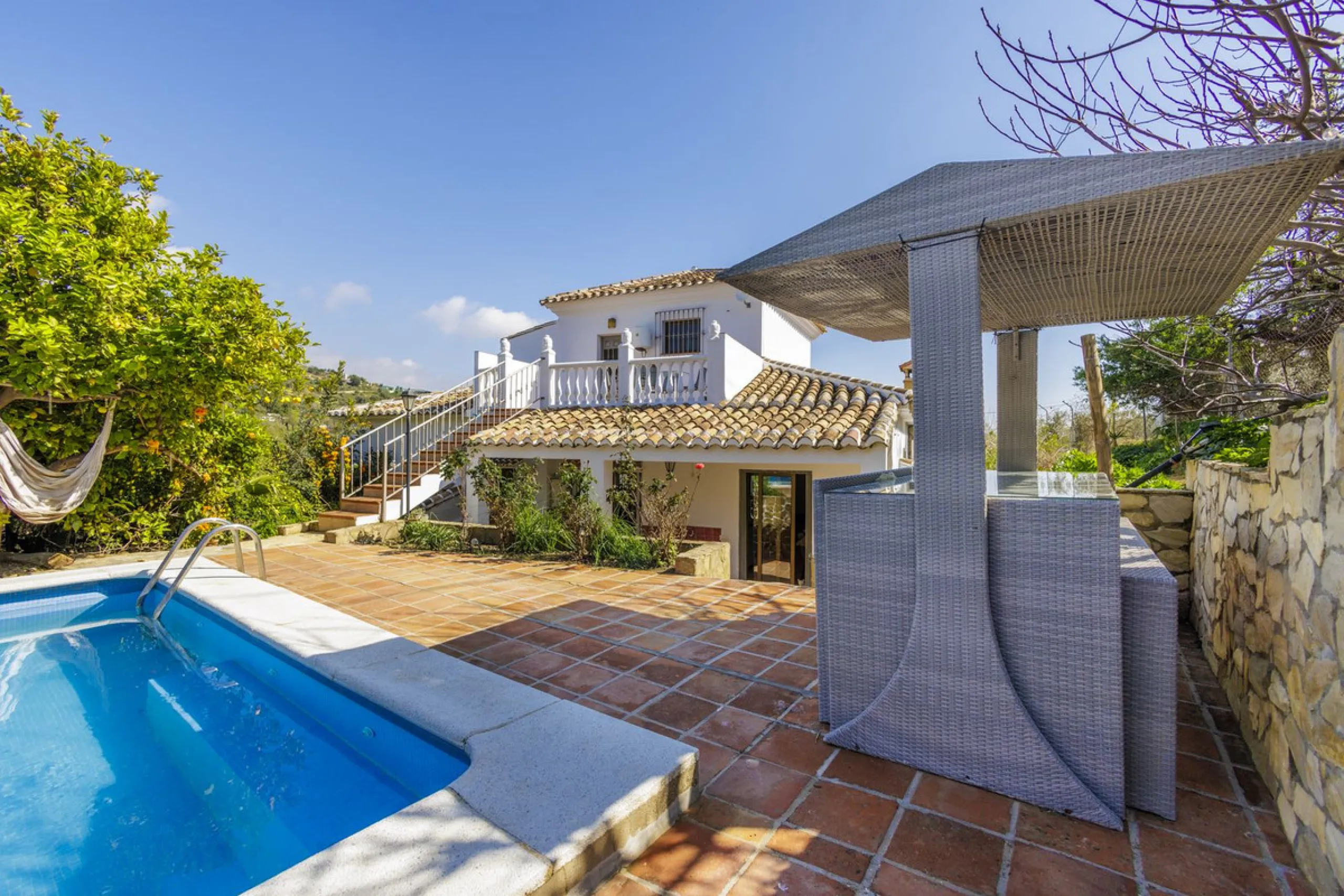 A stunning villa in the idyllic white village of Riogordo, conveniently located in the outskirts on the A356 between Vélez Málaga and Casabermeja. This unique property combines the charm of the Andalusian countryside with proximity to major amenities, jus