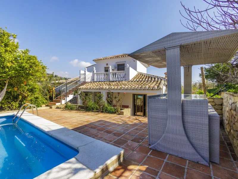 A stunning villa in the idyllic white village of Riogordo, conveniently located in the outskirts on the A356 between Vélez Málaga and Casabermeja. This unique property combines the charm of the Andalusian countryside with proximity to major amenities, jus